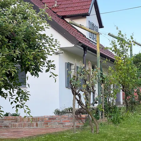 Casa de Férias Maria'S Orchard Cottage - Nature Retreat In Slovenia